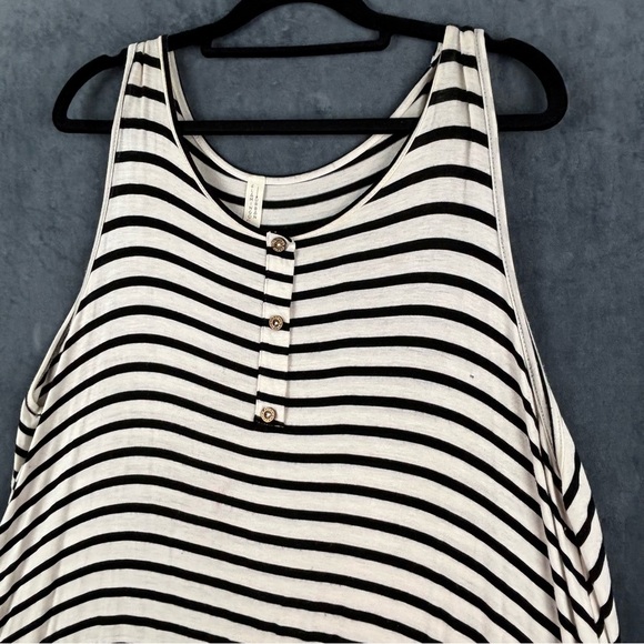 Flamingo Urban Black & White Boxy Tank Top w/flutter floral bottom measures XL - Picture 2 of 6